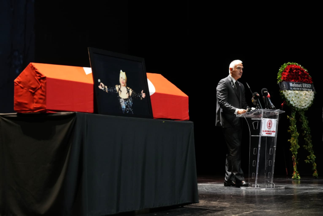 Muazzez Abacı'nın torunu törende gözyaşlarına boğuldu: Onun sayesinde Atatürk'ü çok sevdim Muazzez Abacı'nın torunu törende gözyaşlarına boğuldu: Onun sayesinde Atatürk'ü çok sevdim