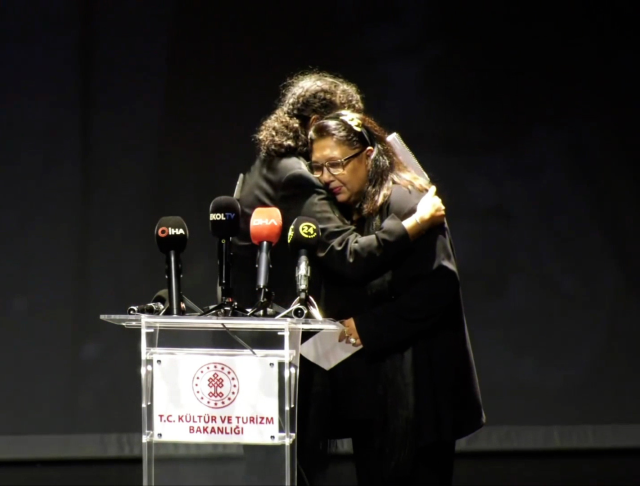 Muazzez Abacı'nın torunu törende gözyaşlarına boğuldu: Onun sayesinde Atatürk'ü çok sevdim Muazzez Abacı'nın torunu törende gözyaşlarına boğuldu: Onun sayesinde Atatürk'ü çok sevdim