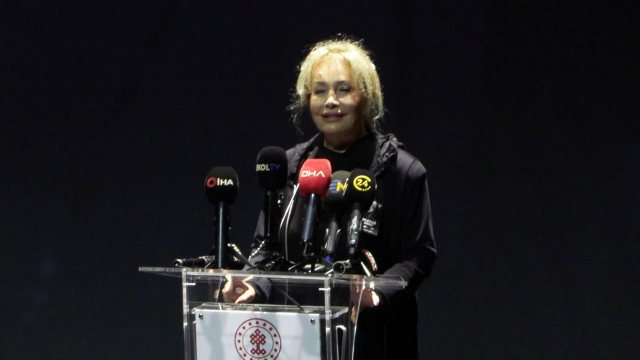 Muazzez Abacı'ya veda! Emel Sayın gözyaşlarına boğuldu