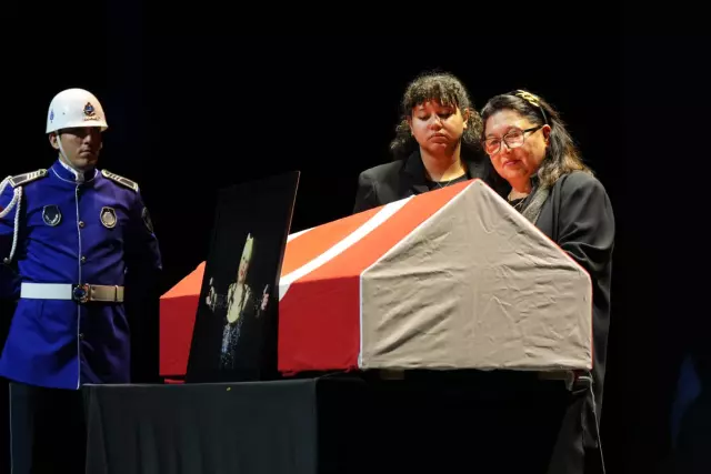 Muazzez Abacı'ya veda! Emel Sayın gözyaşlarına boğuldu