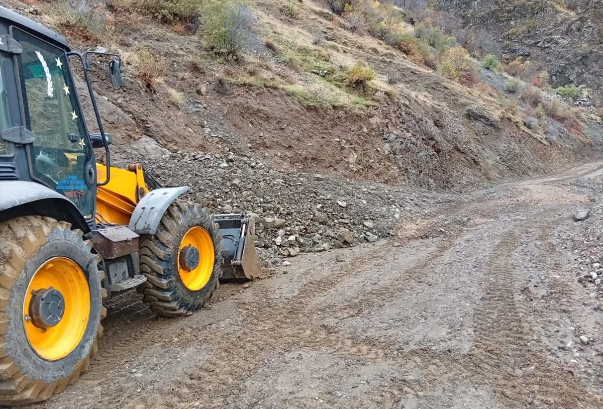 Siirt\'te Heyelan Kapanan Yol Açıldı