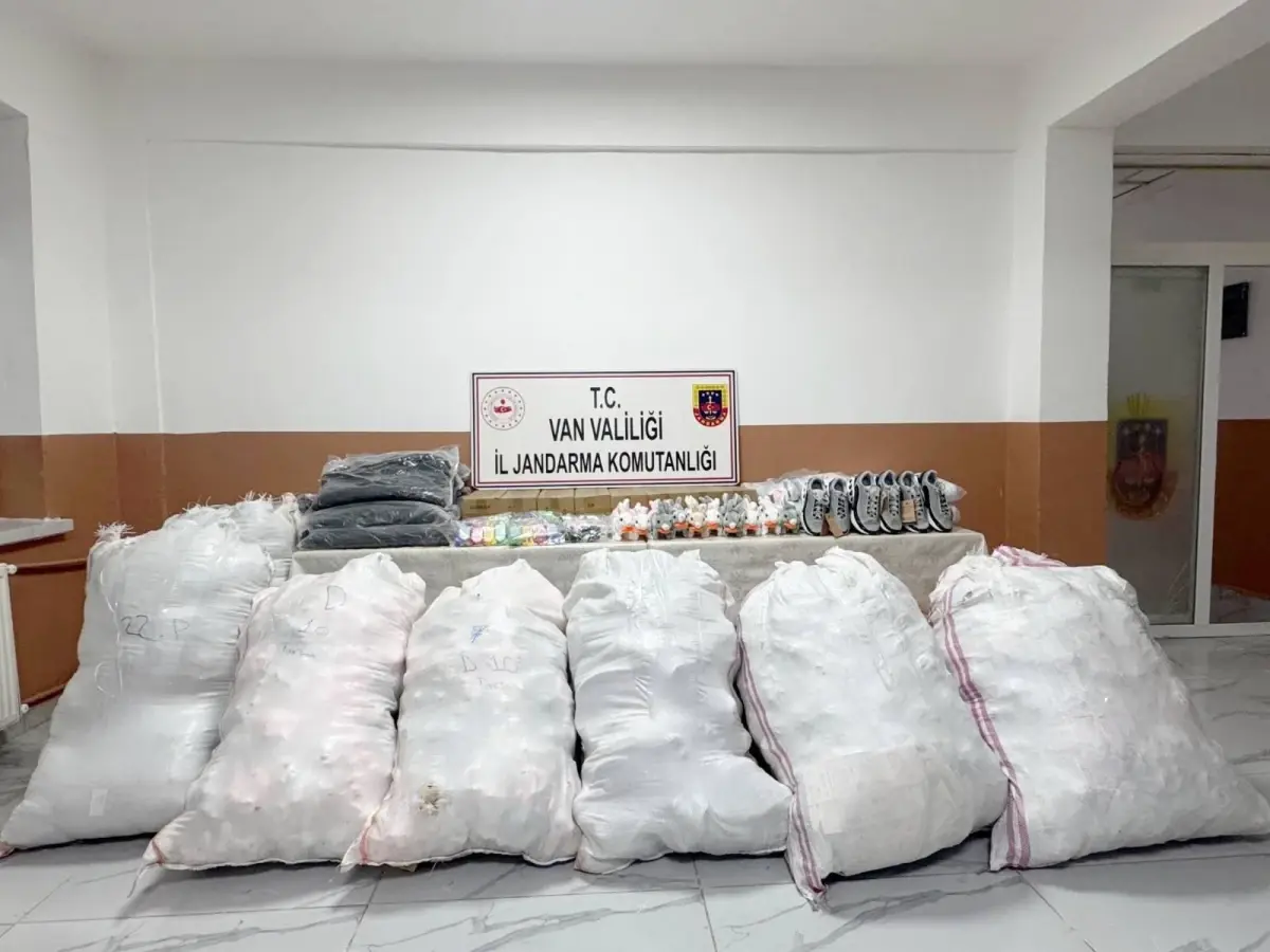 Başkale\'de 2,2 Milyon TL\'lik Kaçak Eşya Ele Geçirildi