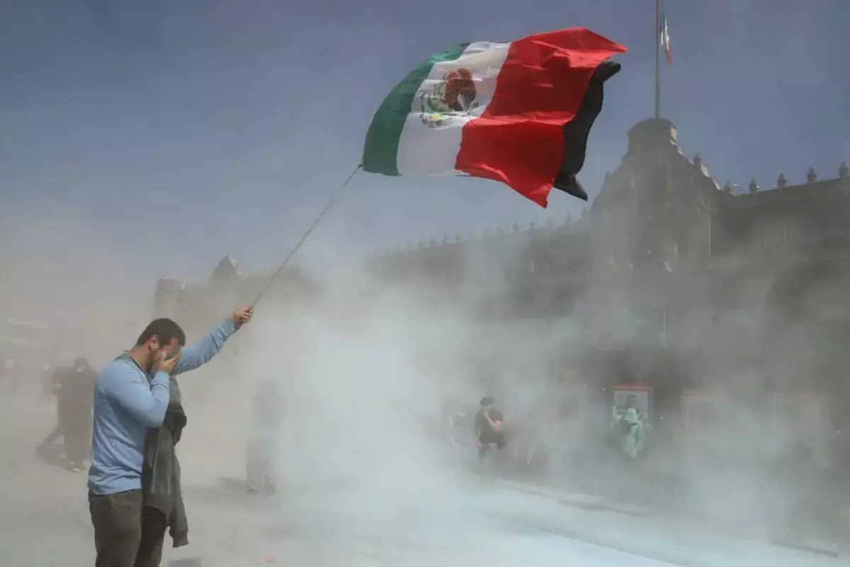 Z kuşağı Meksiko\'da hükümete karşı sokaklarda