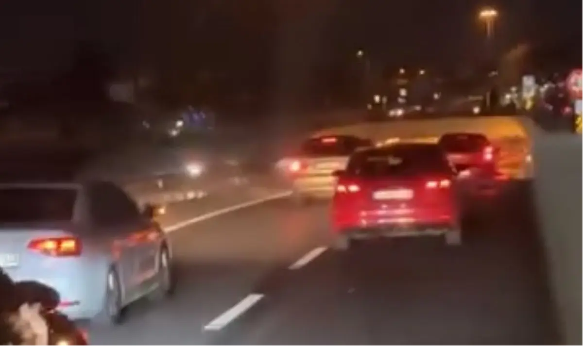 Düğün Konvoyu Trafiği Kesip Dans Etti