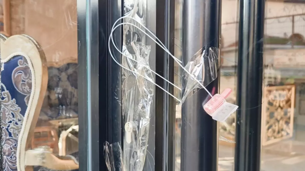 Belediye otobüsünde, eşinin gözü önünde bıçaklandı