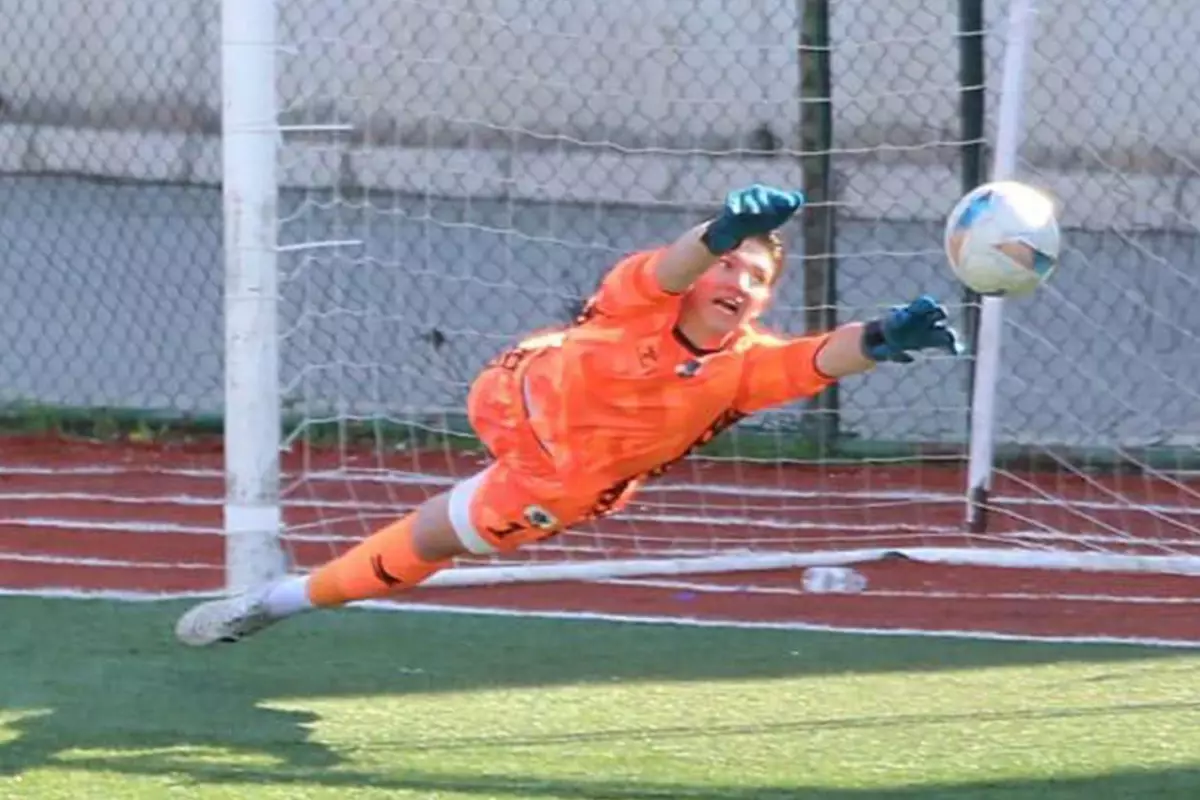 Beşiktaş, Galatasaray\'ın da ilgilendiği 16\'lık genç kaleciyi deneme antrenmanlarına aldı