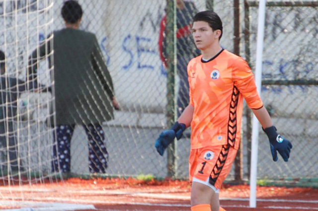 Beşiktaş, Galatasaray'ın da ilgilendiği 16'lık genç kaleciyi deneme antrenmanlarına aldı Beşiktaş, Galatasaray'ın da ilgilendiği 16'lık genç kaleciyi deneme antrenmanlarına aldı