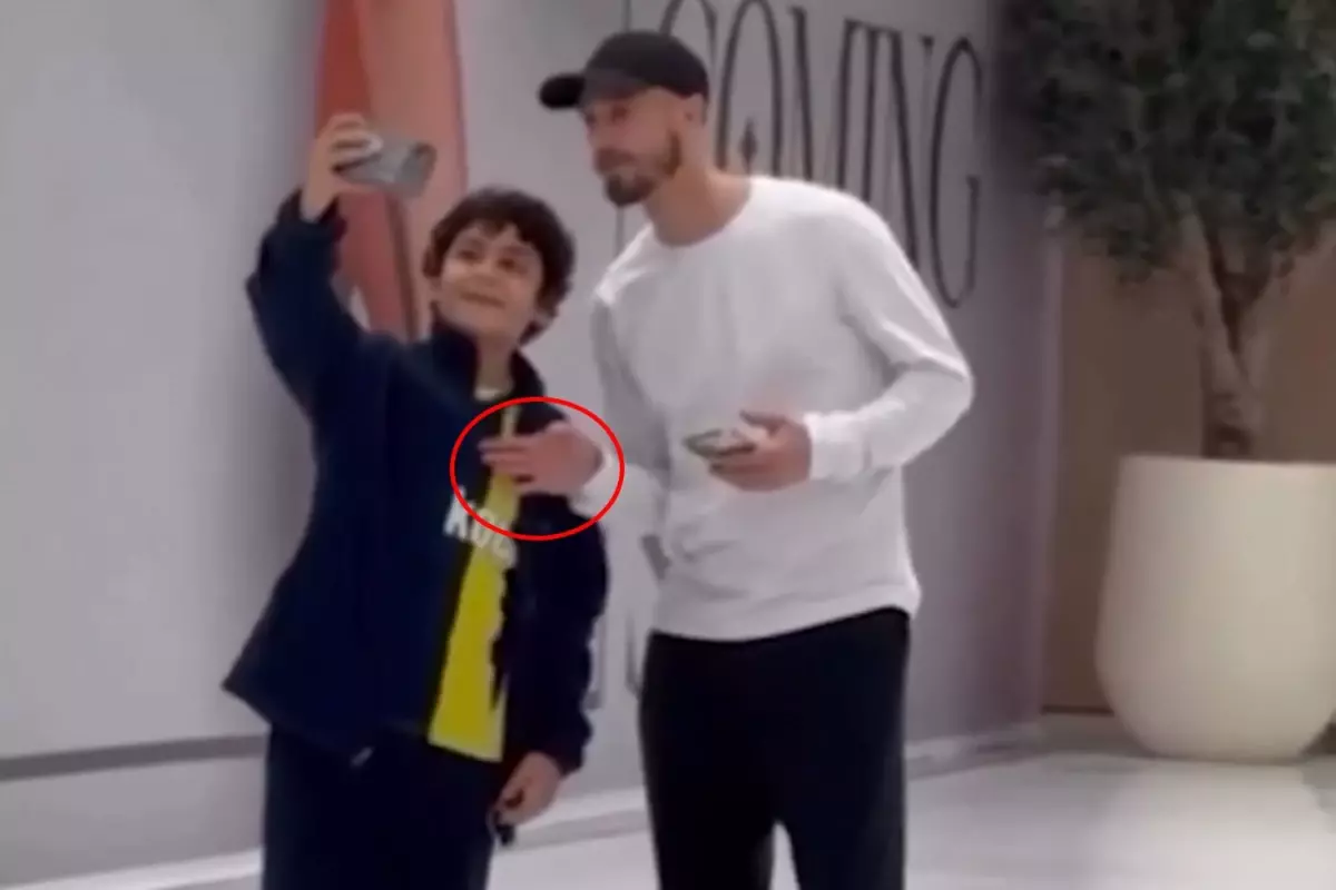 Cerny\'nin Fenerbahçeli taraftarla fotoğraf çekilirken yaptığı hareket gündem oldu