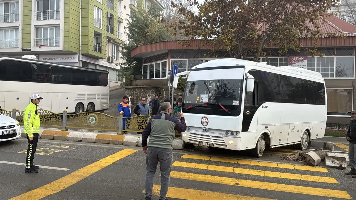 Edirne\'de Trafik Sıkışıklığı: Kaygan Yolda Otobüs Kayıp