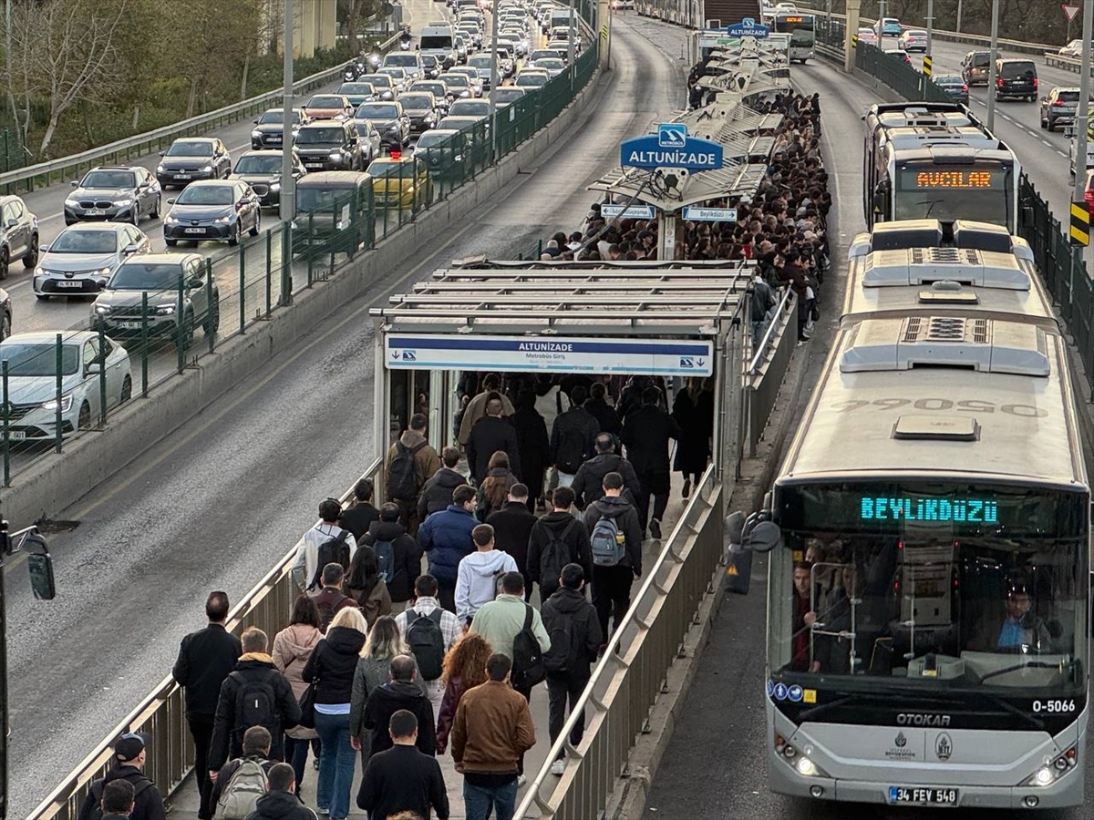 İstanbul\'da ara tatilin ardından ilk iş gününde trafik yoğunluğu