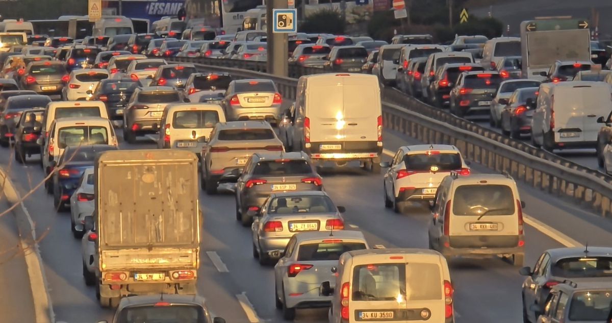 İstanbul\'da Trafik Yoğunluğu Yükseldi