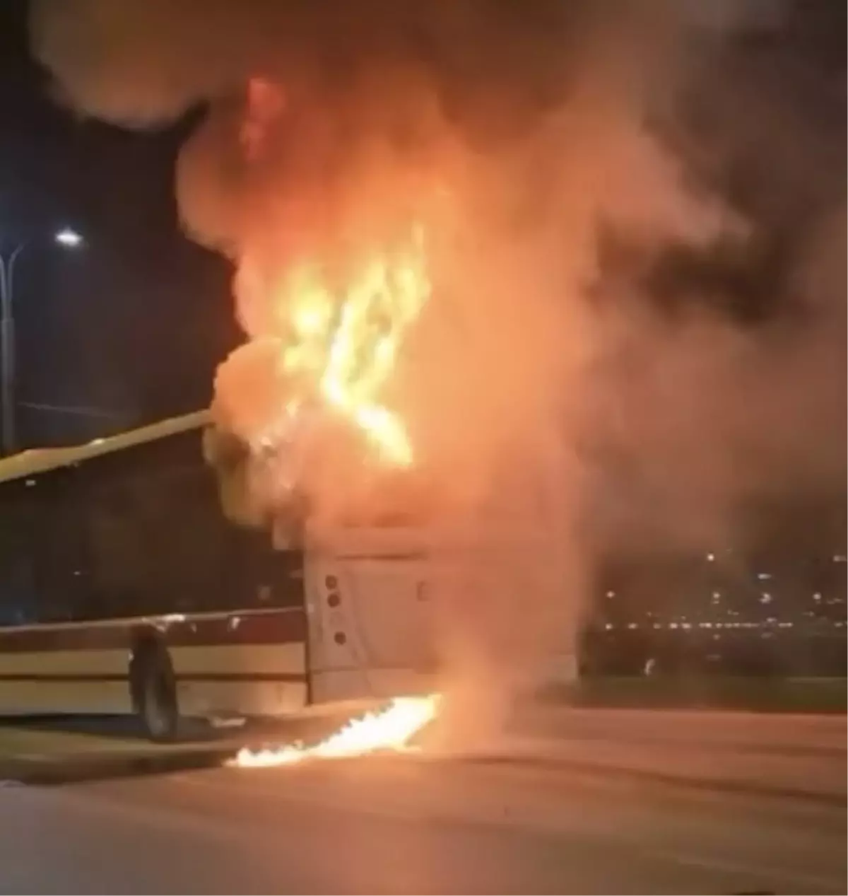 İzmir\'de korku dolu anlar, seyir halindeki otobüs alev aldı