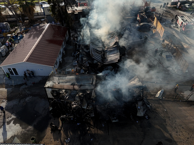 İzmir'de şantiyede dev yangın! İşçilerin kaldığı konteynerler küle döndü