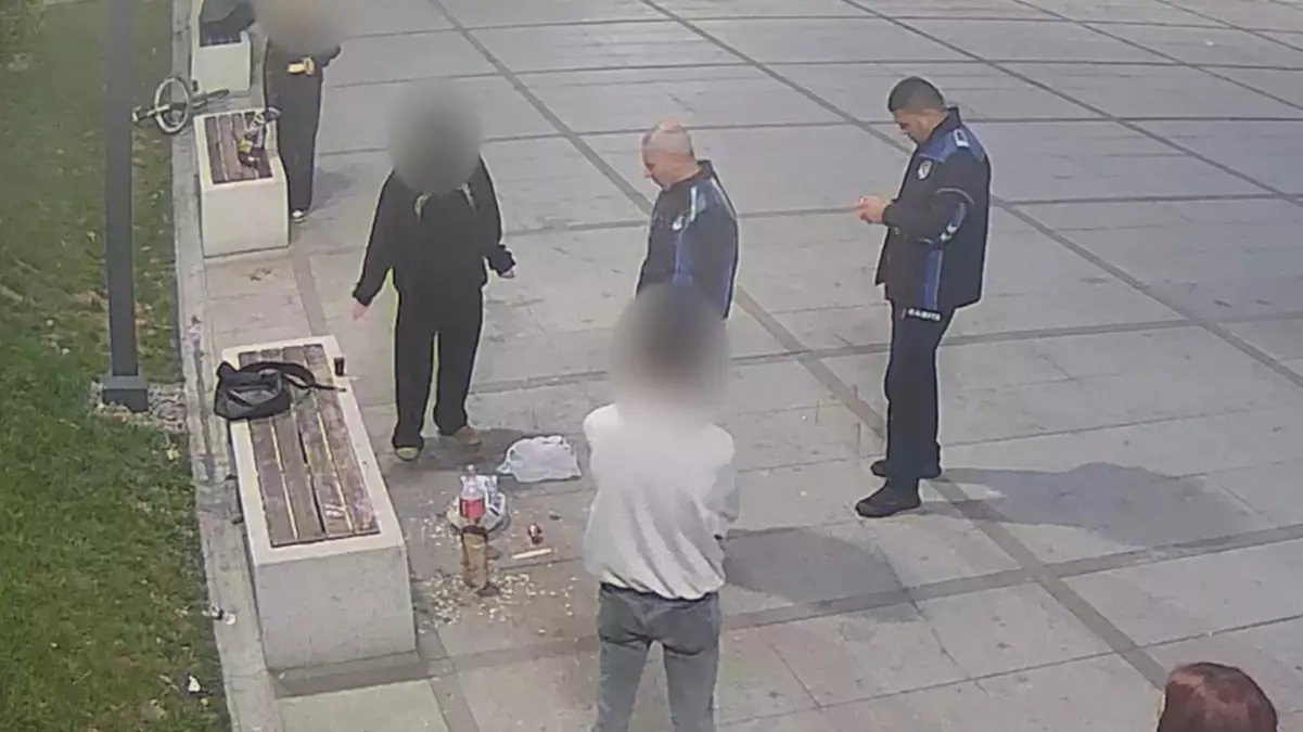 Gençler Kirlettikleri Yeri Temizledi