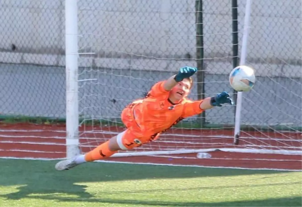 Alp Özge, Beşiktaş\'ta Deneme Aşamasında