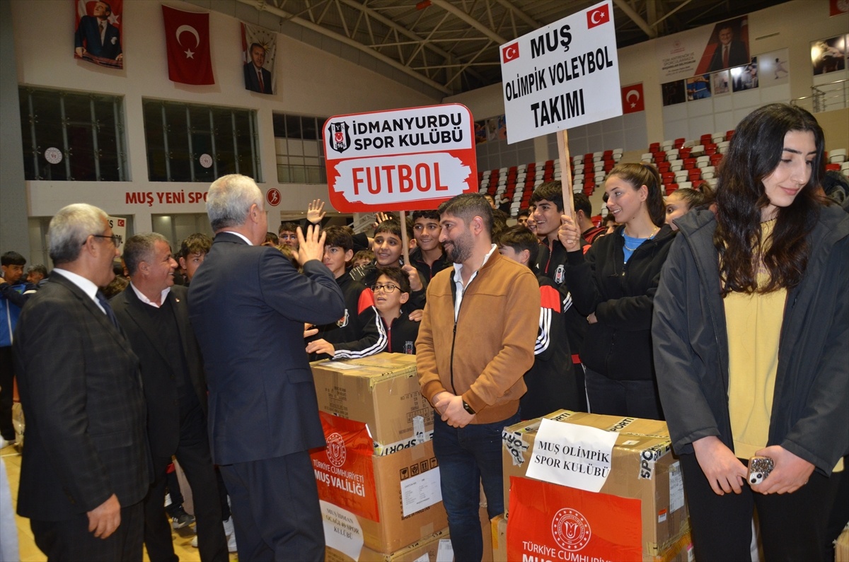 Muş\'ta Amatör Spor Kulüplerine Malzeme Desteği