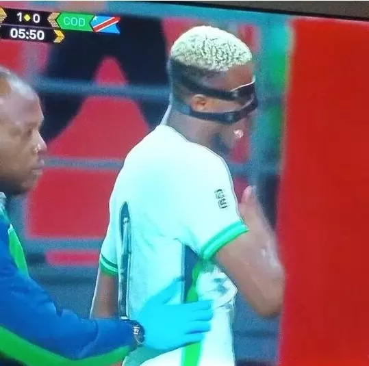 Nijerya-Demokratik Kongo maçında sakatlanan Osimhen gözyaşlarıyla saha kenarına geldi