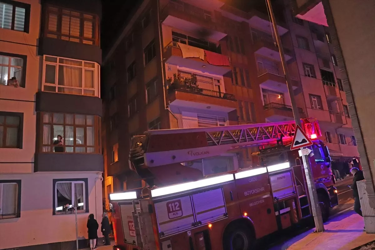 Ünye\'de Apartman Yangını: Anne ve Oğlu Yaralı