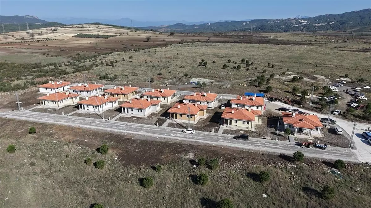 Düziçi\'nde Depremzedelere 12 Köy Evi Teslim Edildi