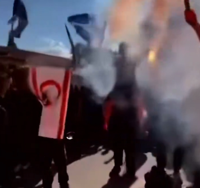 Rumlardan sınırda bayrak yakma provokasyonu! KKTC'den sert tepki Rumlardan sınırda bayrak yakma provokasyonu! KKTC'den sert tepki