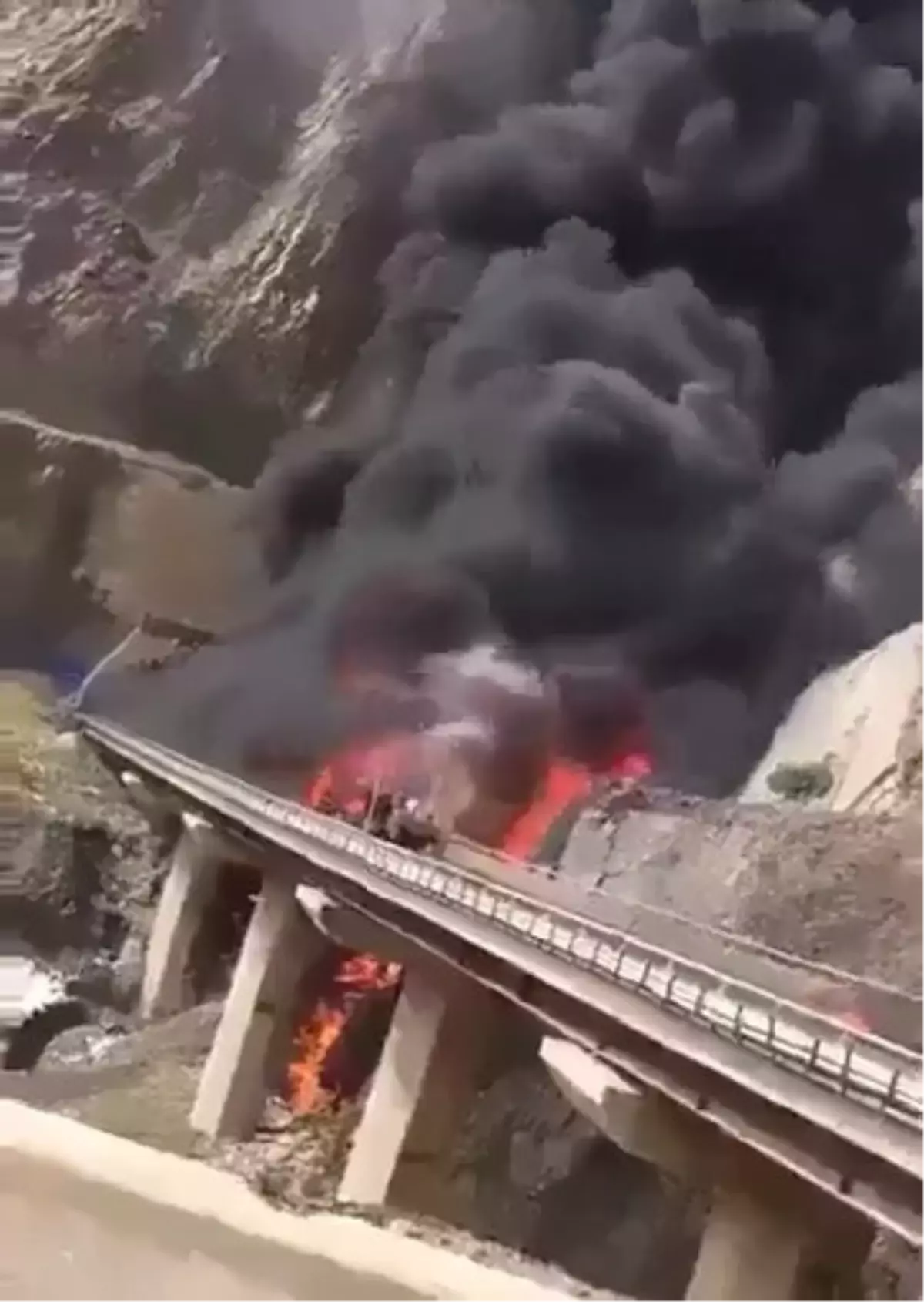 Ülke şokta! Umreden dönen hacıları taşıyan otobüs tankerle çarpıştı: 45 ölü