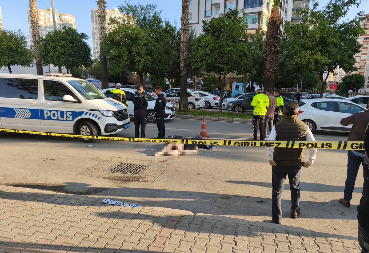 Adana\'da Bisikletli Çocuk Otomobilin Çarpmasıyla Hayatını Kaybetti