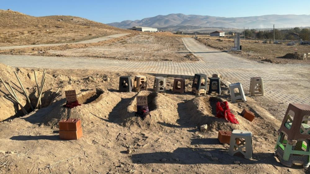 Zehirlenerek ölen anne ve 2 çocuğunun yan yana defnedildiği mezarlar görenlerin için sızlattı