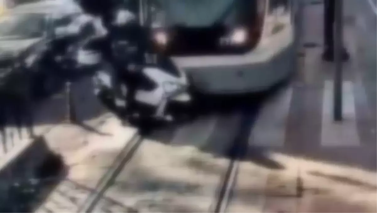 Beyoğlu\'nda tramvayın motosiklete çarpma anı kamerada