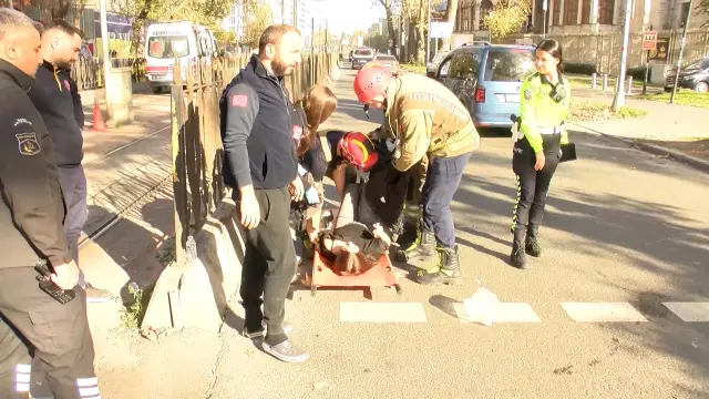 Beyoğlu'nda tramvayın motosiklete çarpma anı kamerada