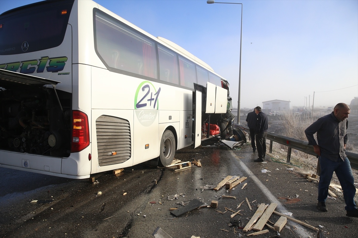 Erzurum\'da Otobüs ile Tır Çarpıştı