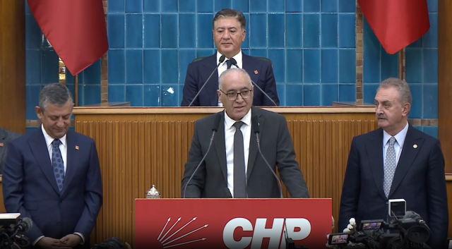Gelecek Partisi'nden istifa eden Doğan Demir CHP'ye katıldı! Rozetini Özel taktı