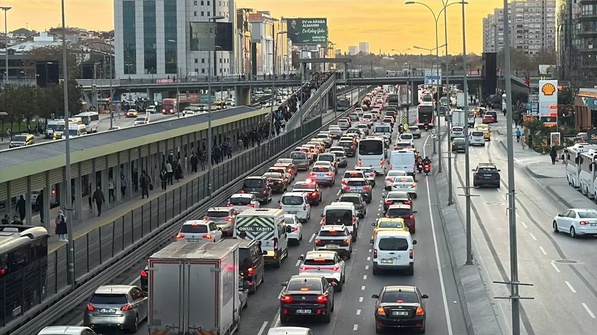 İstanbul\'da Okul Açılışıyla Trafik Yoğunluğu Artıyor