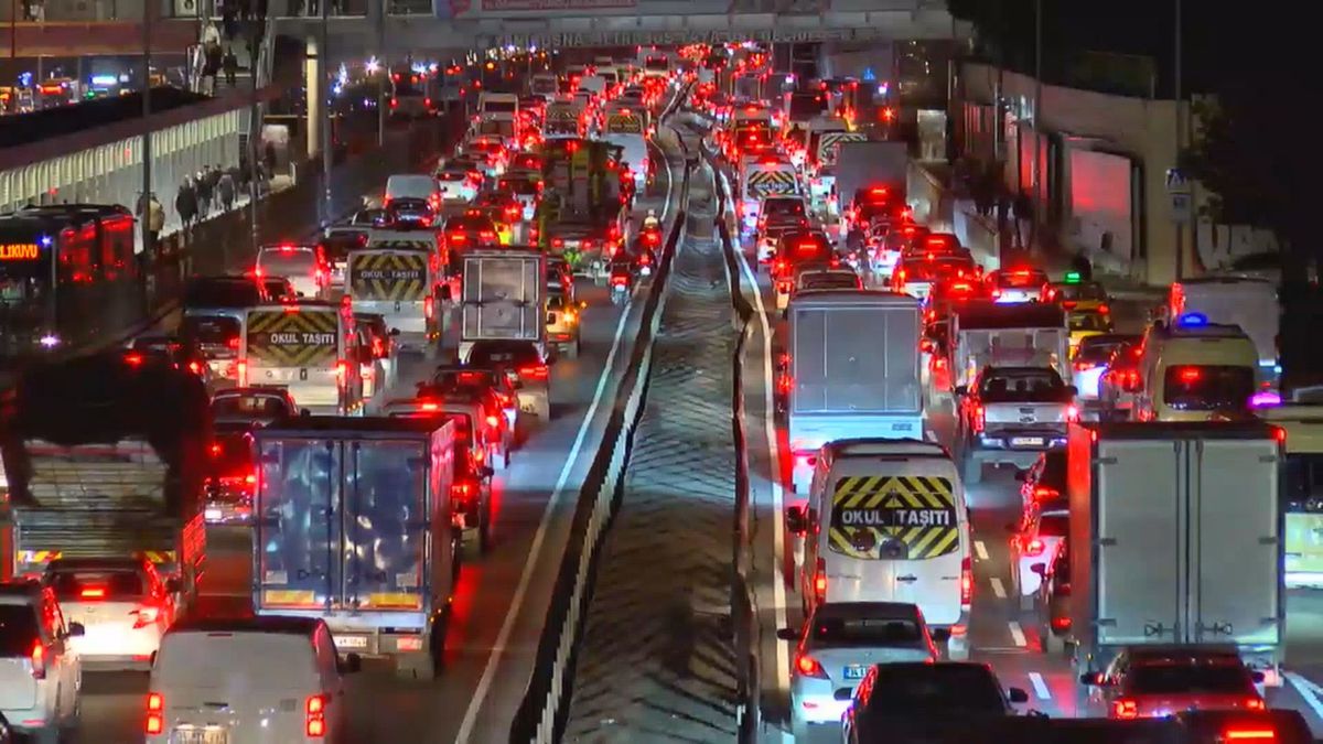İstanbul\'da Akşam Trafiği Felç Oldu