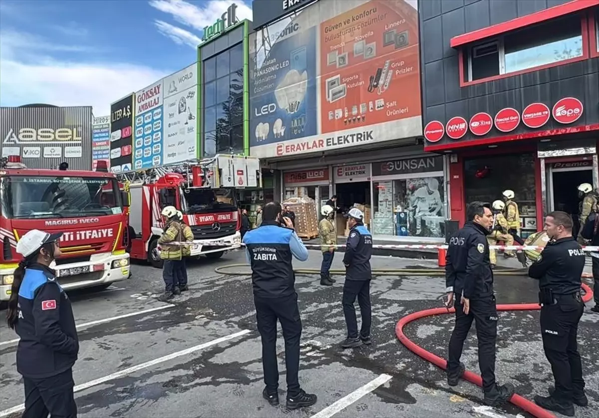 Bağcılar\'da Züccaciye Dükkanında Yangın