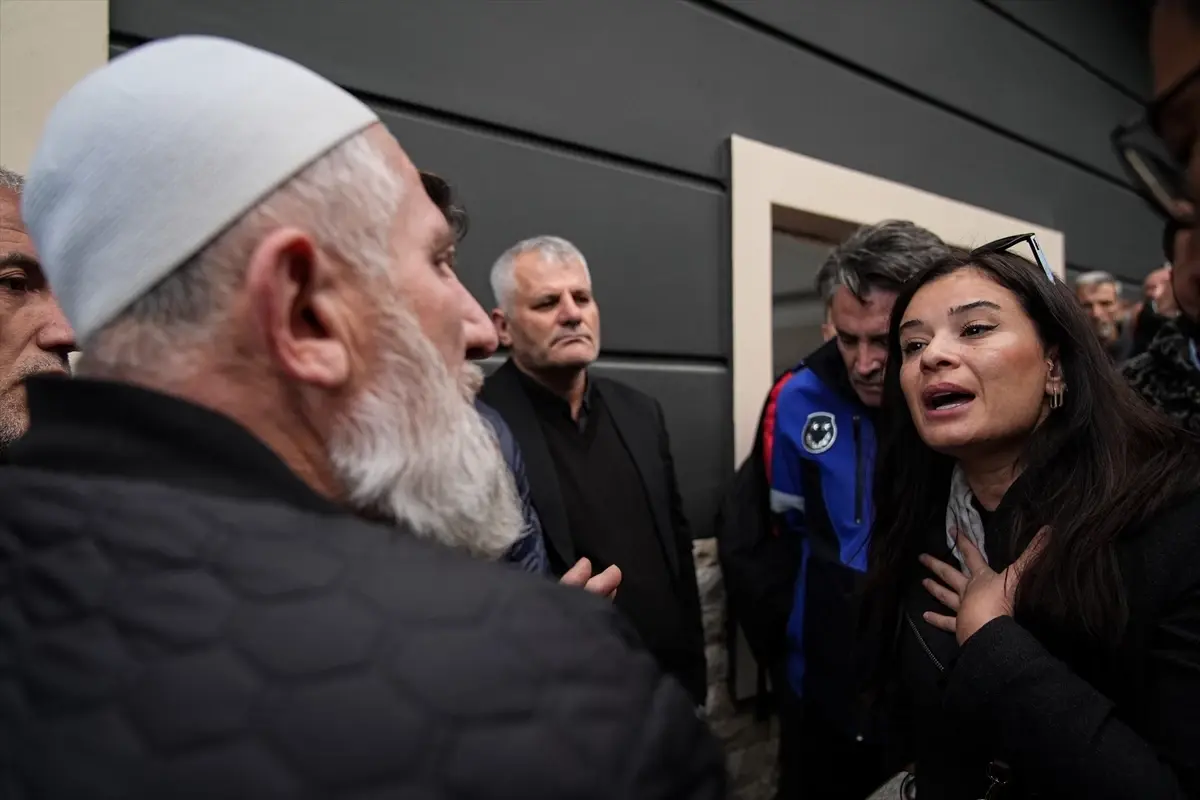 İzmir\'de mahalle sakinleri ile belediye ekipleri arasında yıkım gerginliği