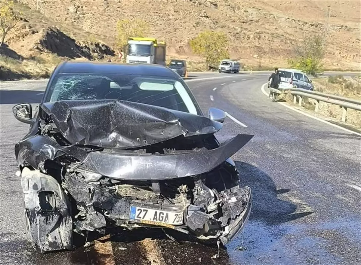 Kurtalan\'da Trafik Kazası: 4 Yaralı