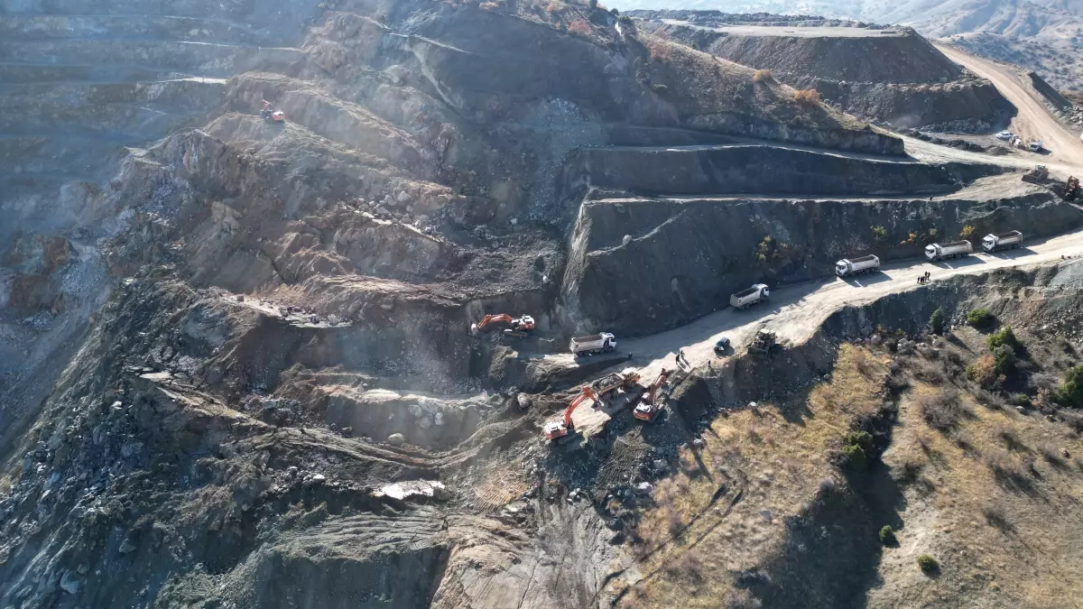 Divriği\'de Maden Göçüğü: Ekipler Kurtarma İçin Savaşıyor