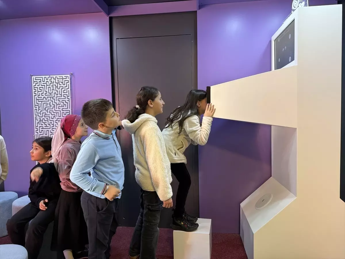 Bilim Tırı Öğrencilerle Buluştu