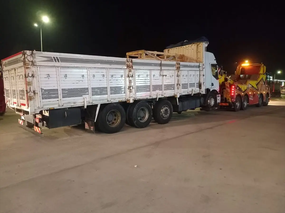 Kamyonun Çekiciye Çarpması: Sürücü Hayatını Kaybetti