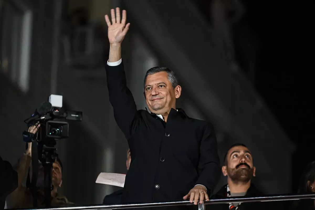 Özgür Özel Sultangazi\'de Miting Düzenledi