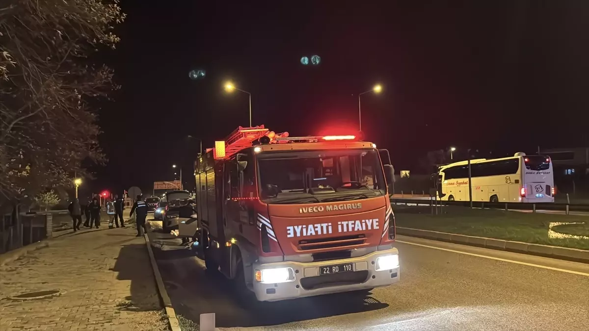 Edirne\'de Elektrikli Araç Tırdan Düşen Demirle Hasar Gördü