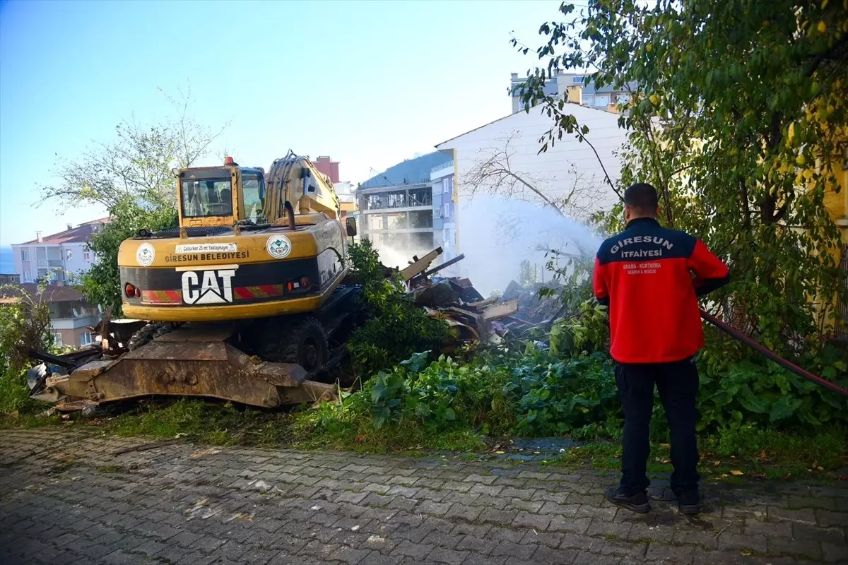 Giresun\'da Metruk Binaların Yıkımına Devam