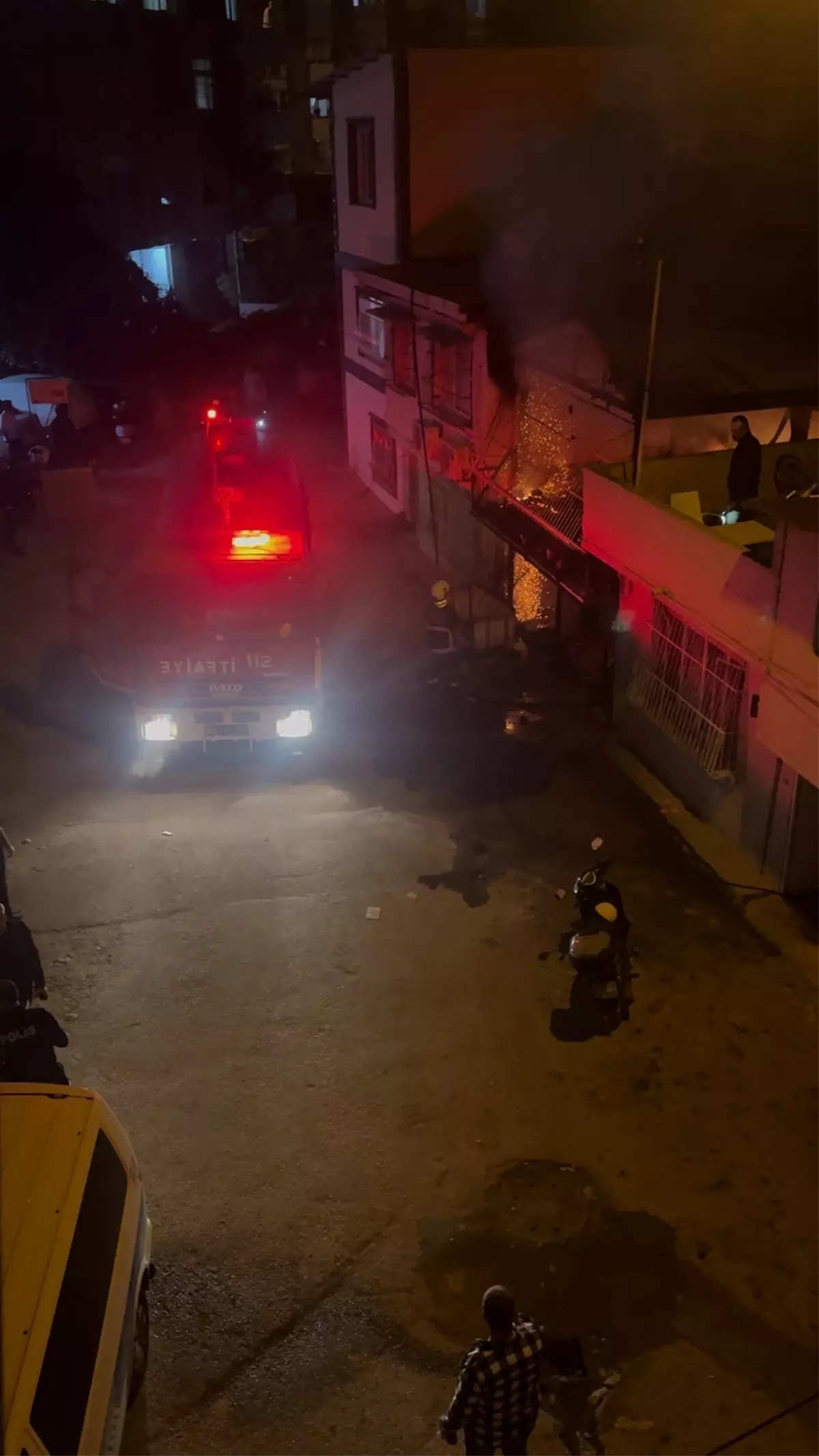 Adana\'da Prefabrik Ev Yangını