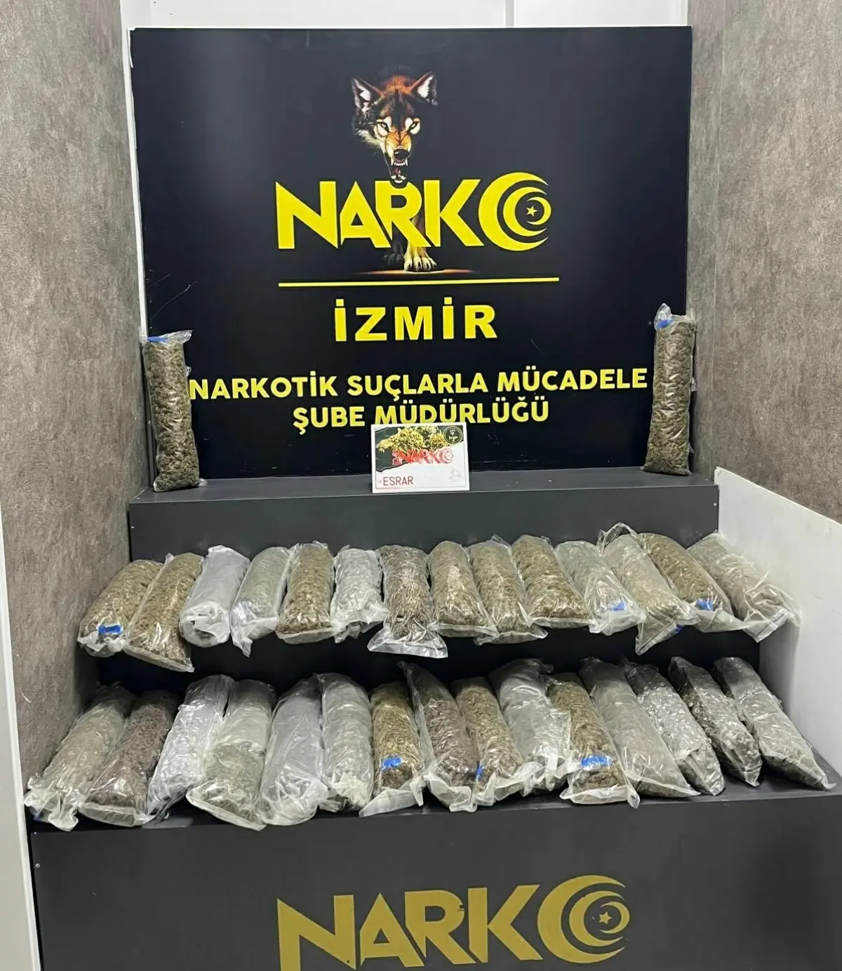 İzmir\'de Uyuşturucu Operasyonu: 23 Kilo Esrar Ele Geçirildi