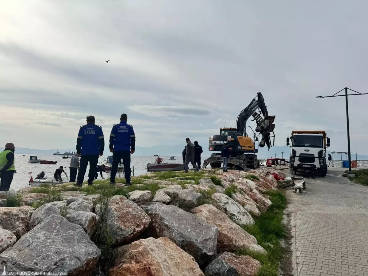 İzmir\'de Kaçak Barınaklara Yıkım