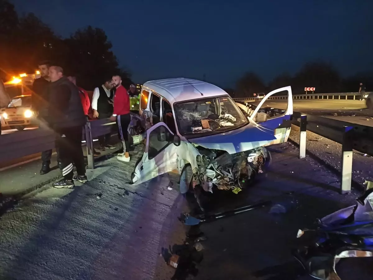 İzmit\'te Trafik Kazası: Sürücü Yaralandı