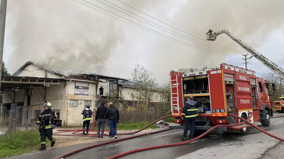 Çayırova\'da Mutfak ve Banyo Tezgahı Üretim Tesisinde Yangın