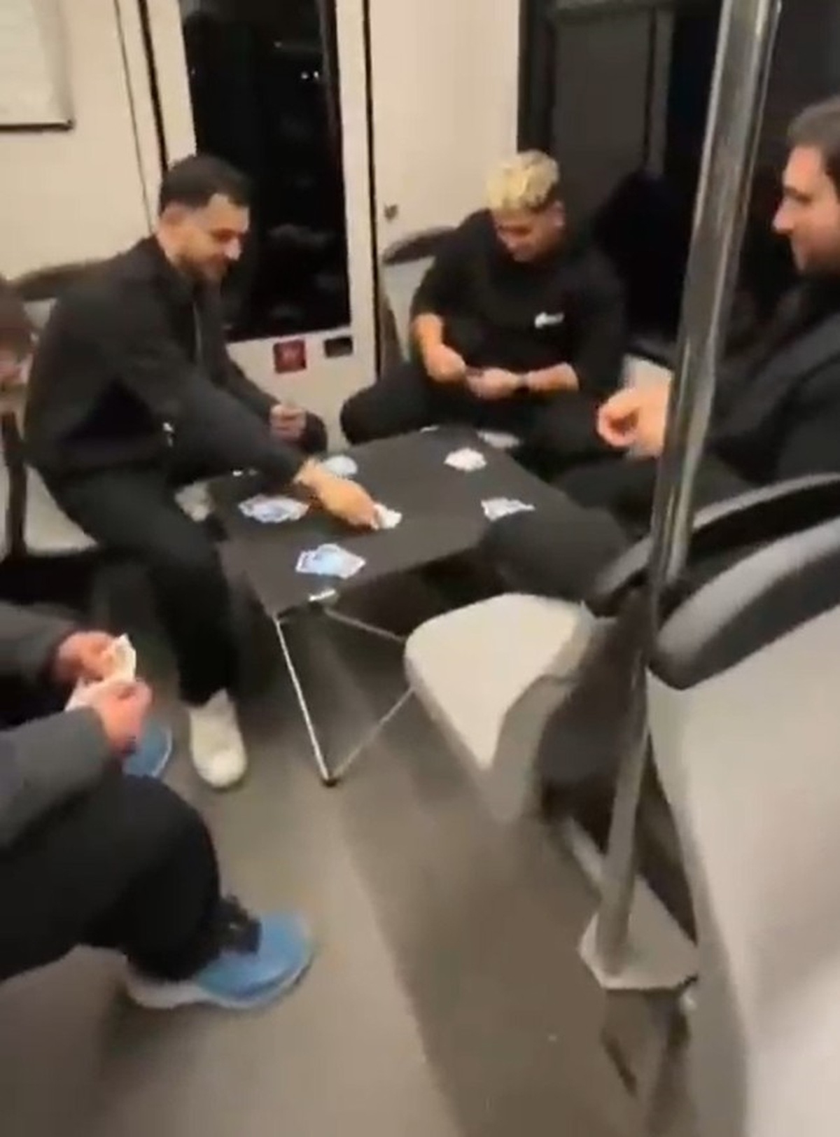 Metroda Kamp Masası