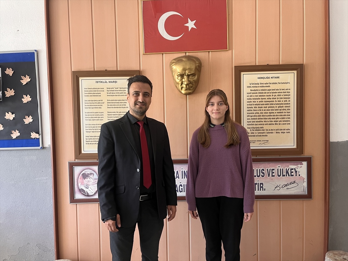 Vefalı Öğrenci Bursunu Okuluna Bağışladı