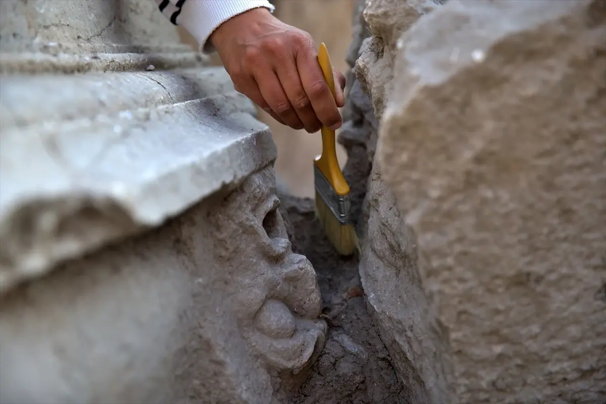 Kastabala Antik Kenti\'nde 5 Yeni Mask Kabartması Bulundu